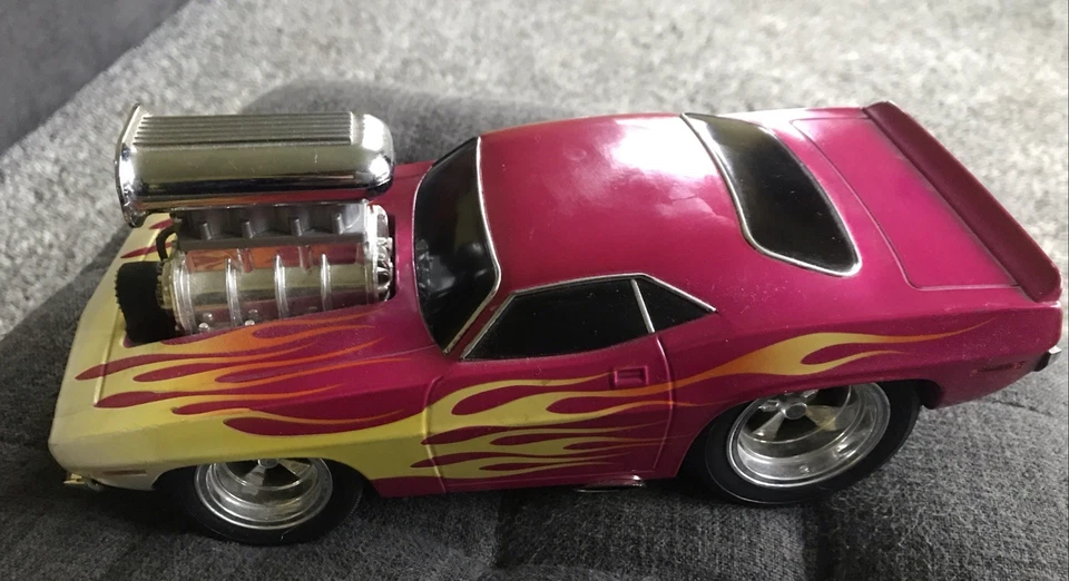 1970 Plymouth Cuda V-8 Pink Yellow Flames 2000 Muscle Machines Diecast 1:18 - Image 3 of 4