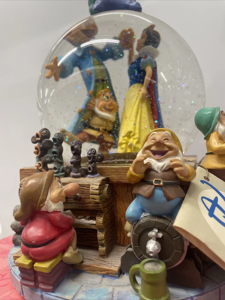 GLOBO DE NIEVE MUSICAL DISNEY SNOW WHITE & THE SEVEN DWARFS "I WHISTLE A HAPPY TUNE" Foto 4 de 4