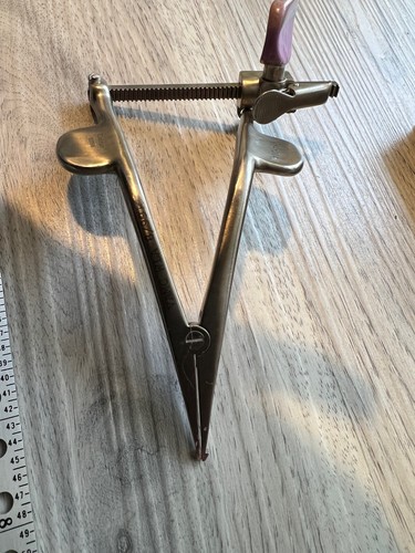 Codman 61-1004 Surgical Orthopedic Vertebra Spreader W/Ratchet Nice - Picture 5 of 6