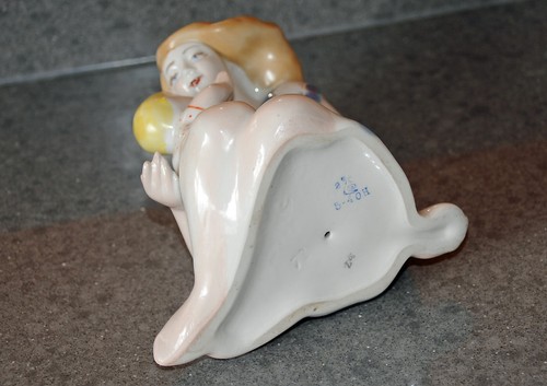 Russian Ceramic Lady with Baby possibly Ykpanha Yaebo 18 cms high - Picture 5 of 5