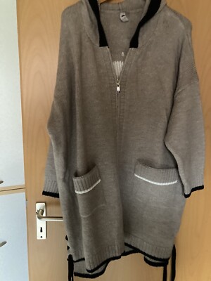 Beige Tredy Longjacke mit Rückseitigem Schriftzug In Größe 48 Unten zum binden
