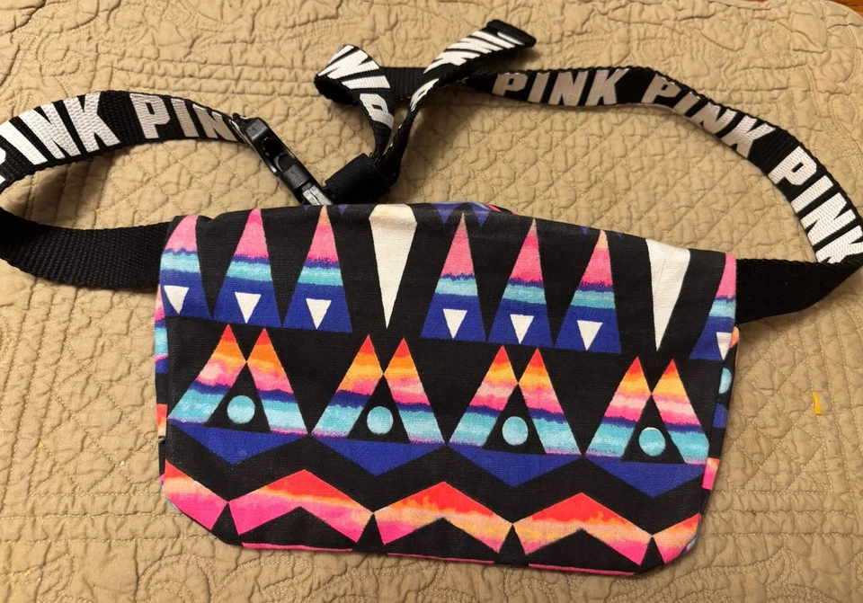 Riñonera rosa Victoria's Secret negra con logotipo geométrico Foto 3 de 4