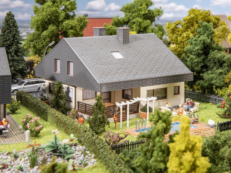 Maison avec toit en ardoises FALLER 130644, maquette HO 1/87 aux finitions premium