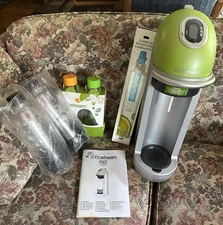 SODASTREAM FIZZ SODA MAKER FZ-9001 Green w/(2) CO2 Carbonator + Beverage Bottles