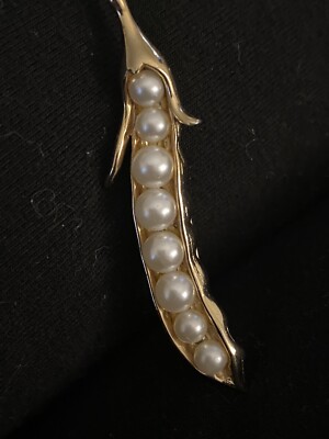 Vintage Gold Tone Pea Pod Brooch with Cream Faux Pearls Perfect Gift k