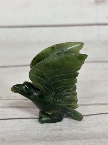Kleiner Jade Adler Schnitzerei Figur Totem grüner Vogel geätzt graviert Vintage