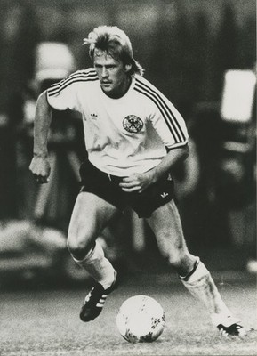 A11 A1123   Hansi Dorfner FC Bayern Munich Action Football Press Photo (1988)