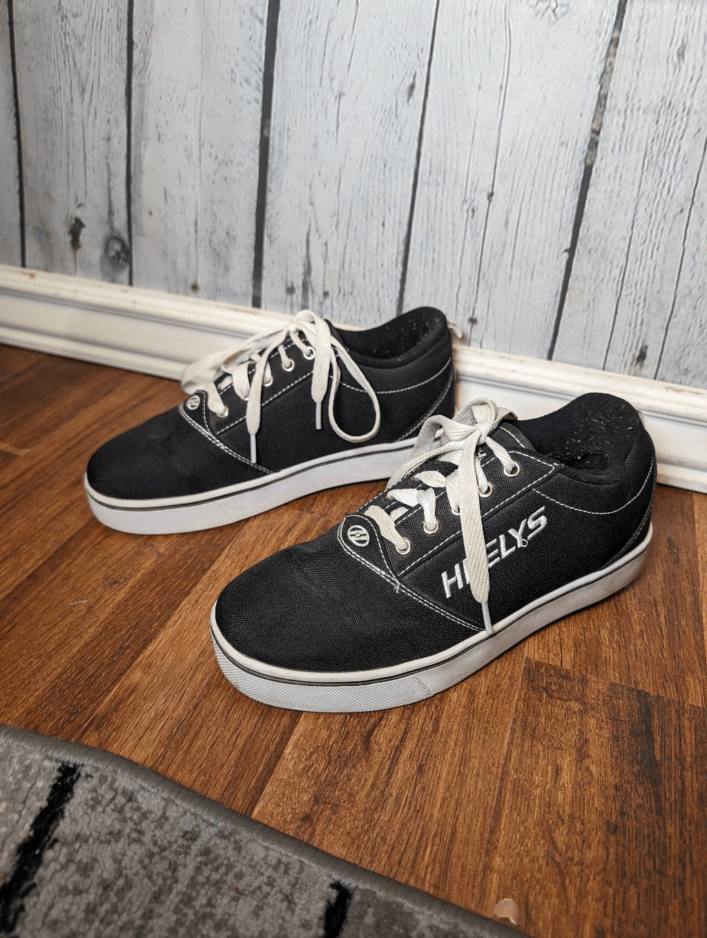 Heelys skate shoes size 7 - image 2