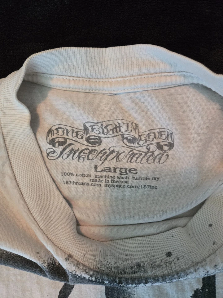 187 Inc Camisa Musculosa Blanca Con Estampado Graffiti Grande Foto 2 de 4