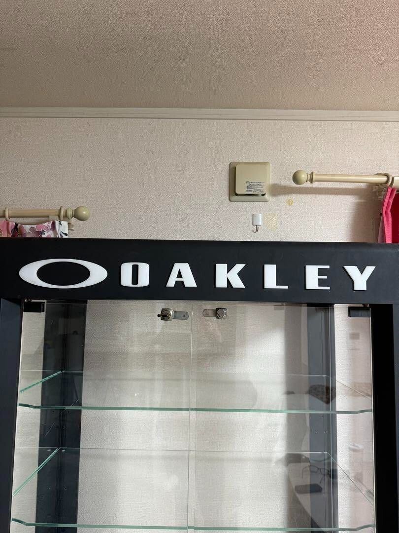 Oakley Display Showcase 89.5 x 183 x 53cm Fashion Accessories