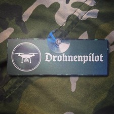 Jagdschild mit Saugnapf "Drohenpilot" Altdeutsche Schrift