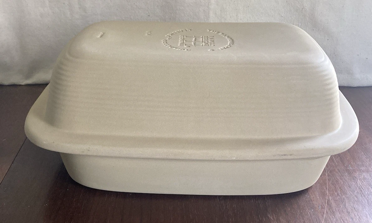 PAMPERED CHEF Large Covered Roaster Baker/ Lid Family Heritage Stoneware 2 pc
Opens in a new window