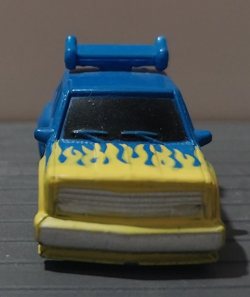 Alerón doble camioneta Chevy 1995 azul con llamas amarillas Micro Machines Foto 2 de 4