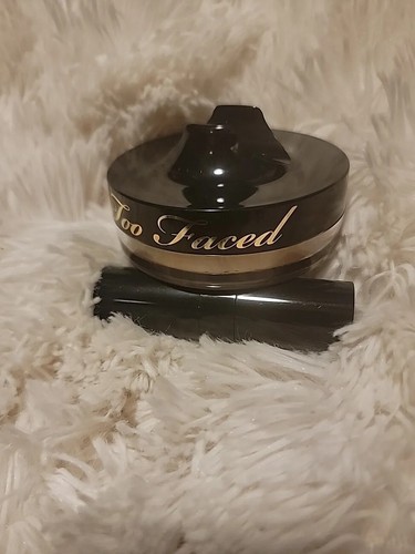 Neue Too Faced Cream Foundation, in Farbe: Nude, Rarität, eingestellt.