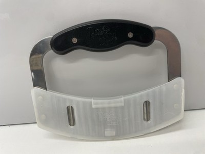 The Pampered Chef Gebogene Lebensmittelschneider Zerkleinerer mit Klingenabdeckung - Sehr guter Zustand