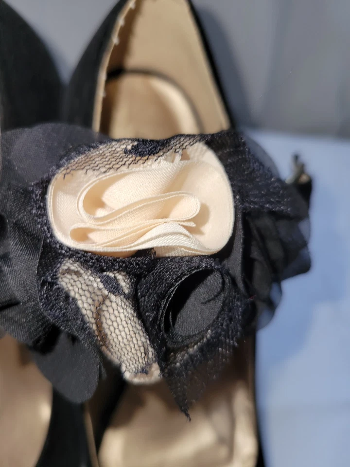 Qupid 圆头 5.5 英寸脚踝带带花卉装饰,黑色人造麂皮绒。 8米 — 第 4/4 张图片