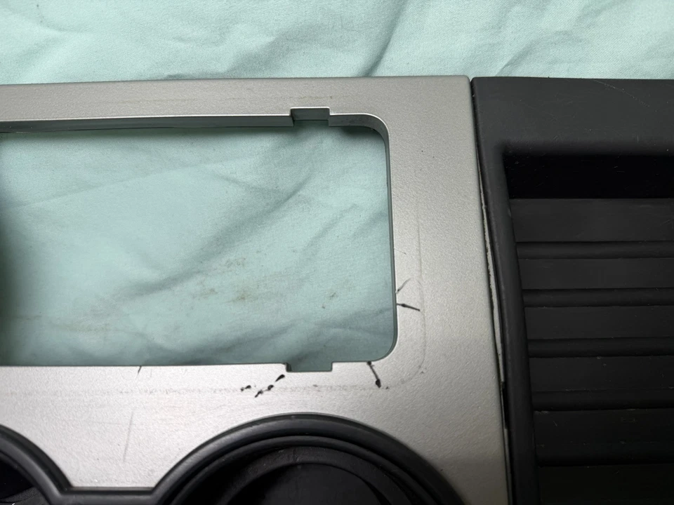 07 - 14 福特 Expedition 中控台变速杯架挡板 7L1478045A76A — 第 4/4 张图片