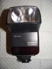 YASHICA CS-250AF DEDICATED ELECTRONIC FLASH WITH ORIGINAL CASE