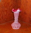 STUNNING 1939 FENTON CRANBERRY OPALESCENT SPIRAL OPTIC SWIRL VASE 8 INCHES TALL