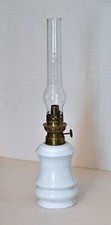 Lampe à pétrole en faïence blanche, non fonctionnelle. H 44 cm, D 10 cm