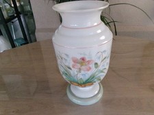 vase vintage en opaline blanche décor floral – pied vert