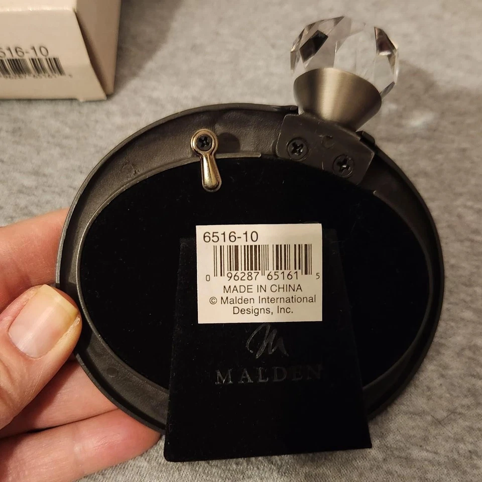 Anillo de compromiso de boda Malden con diamantes 'Just the Beginning' marco de fotos Foto 3 de 4