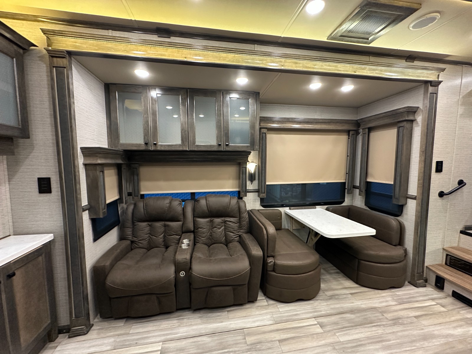 2022 VANLEIGH BEACON 32RLB LUXURY FIFTH WHEEL TRAILER "TIFFIN"