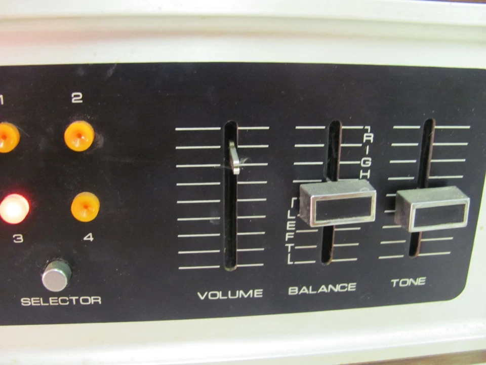 DYN Electronics DS-845 - Reproductor estéreo de 8 pistas estado sólido - grano de madera Foto 4 de 4