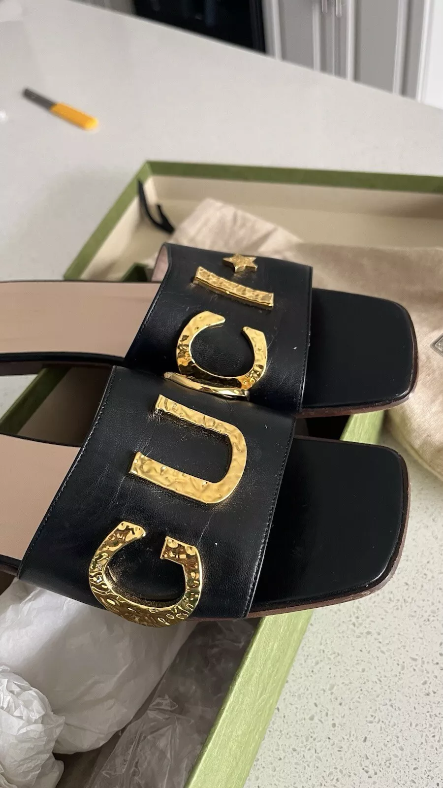 Gucci Cara Logo Cuir Plat 40