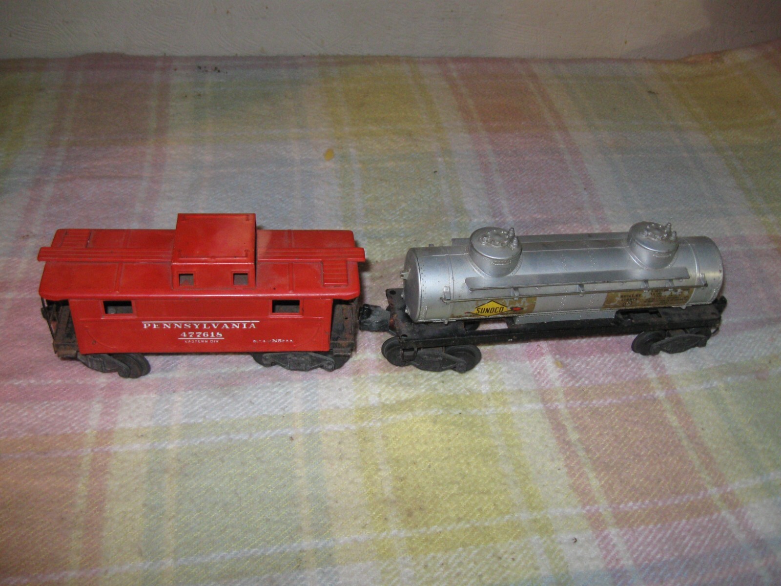 LIONEL SONOCO TANKER #2465 & LIONEL METAL CABOOSE#2472 made in 1940s 0-27 gauge