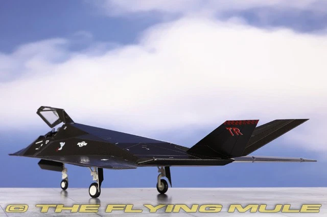 Hobby Master 1:72 F-117A Nighthawk USAF Dark Knights #88-0841 Foto 2 de 4