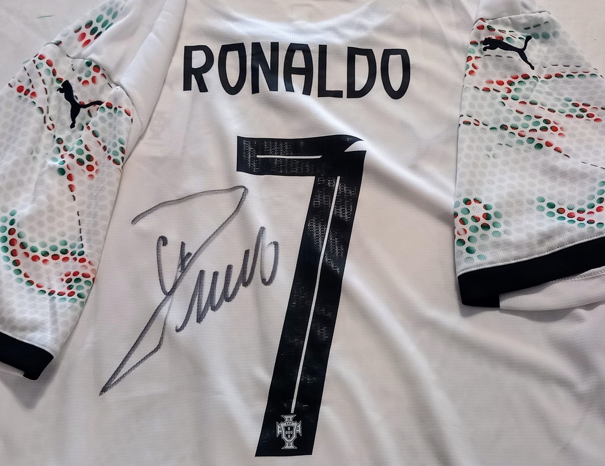 Cristiano Ronaldo, Autographed Jersey Oficial Puma Size L