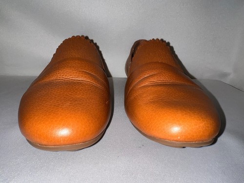 GENTLE SOULS Kenneth Cole Size 8.5M Honey Brown Leather Eugene Ruffle Flats - Picture 4 of 9
