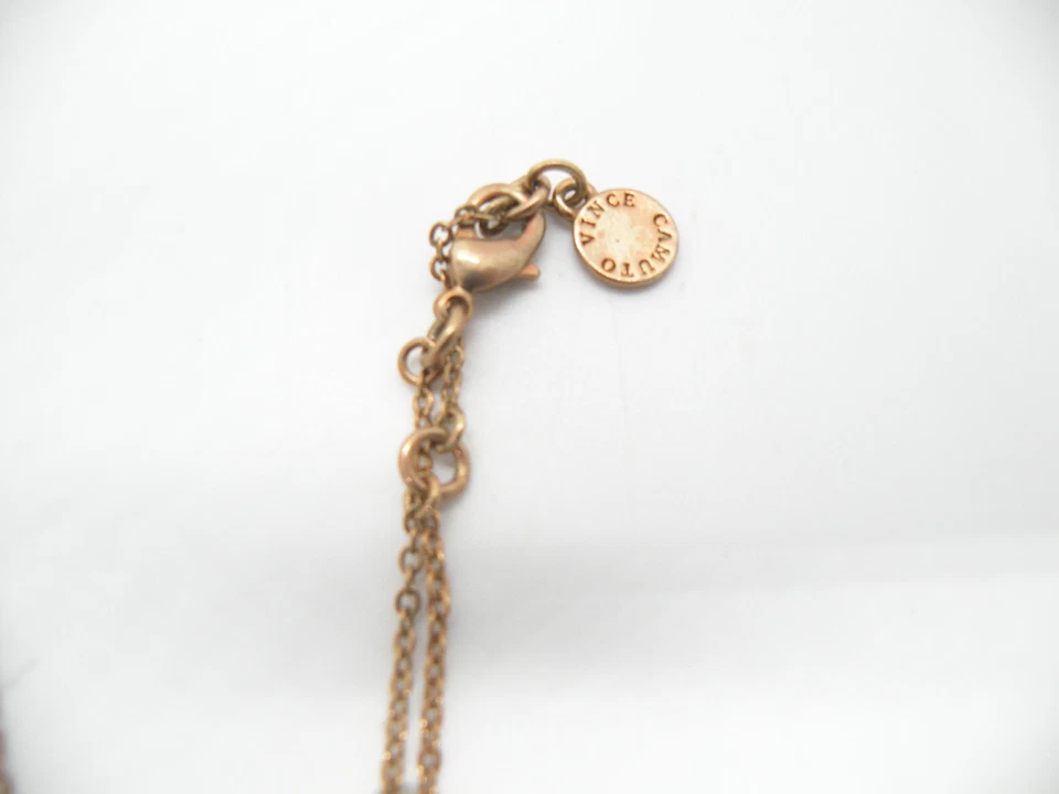 Collar de mujer con colgante de 32" de diamantes de imitación firmado por Vince Camuto tono dorado Foto 4 de 4