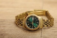 Reloj para mujer Armitron día fecha esfera tono dorado bisel cristal esfera verde nuevo murciélago