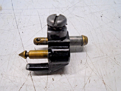 CB3a JOHNSON EVINRUDE OMC 303600 376154 438793 BODY FUEL CONNECTOR W/Bolt