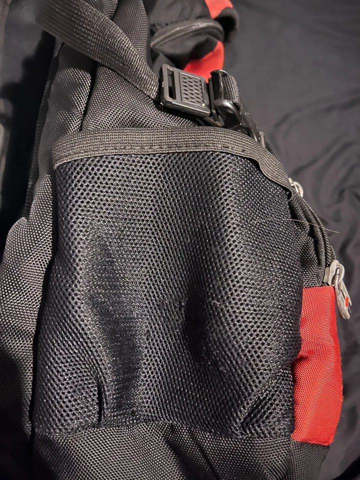 Mochila Swiss Gear Airflow de 4 compartimentos, roja resistente Foto 3 de 4