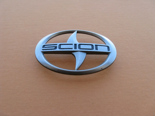 04 05 SCION XA FRONT GRILLE EMBLEM LOGO BADGE SIGN SYMBOL 75311-52090 OEM A44917 - 第 1/10 張圖片