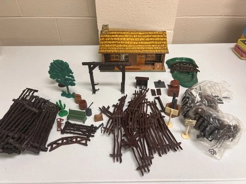 Vintage 1950s Marx Bar-M-Ranch Tin Litho Log Cabin w/Many Pieces!