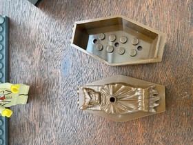 LEGO Studios #1381 Vampire's Crypt 3 original fig/coffin, assembled/not complete