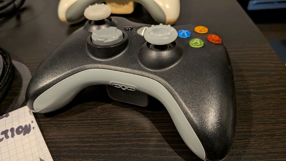 Xbox 360 Arcade bianca + 2 pad con 50+ giochi - Immagine 2 di 4