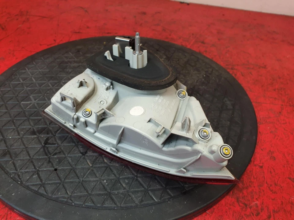 PEUGEOT 2008 LUZ TRASERA INTERIOR LADO PASAJERO LADO CERCANO LH 2014 5 PUERTAS HATCHBACK Foto 2 de 4