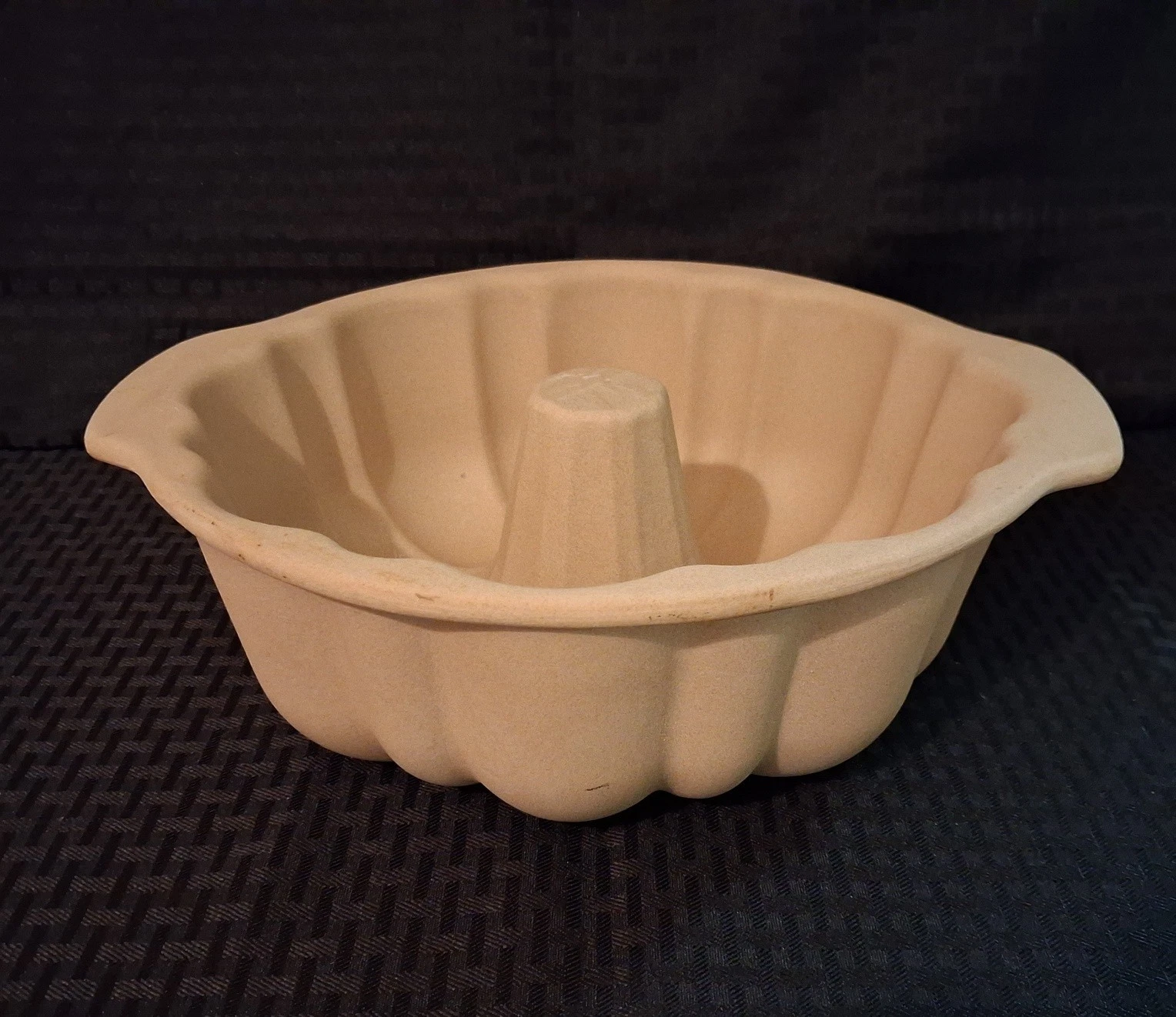 PAMPERED CHEF Stoneware Fluted Bundt CAKE PAN FHC