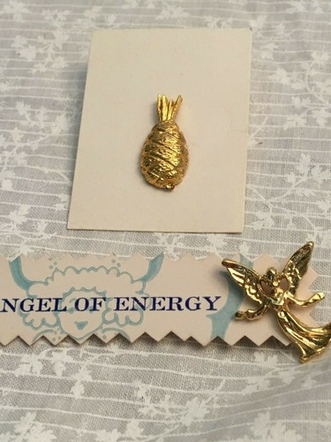 2 Broschen Anstecknadeln Engel und Ananas. Goldfarben. 1 zoll.
