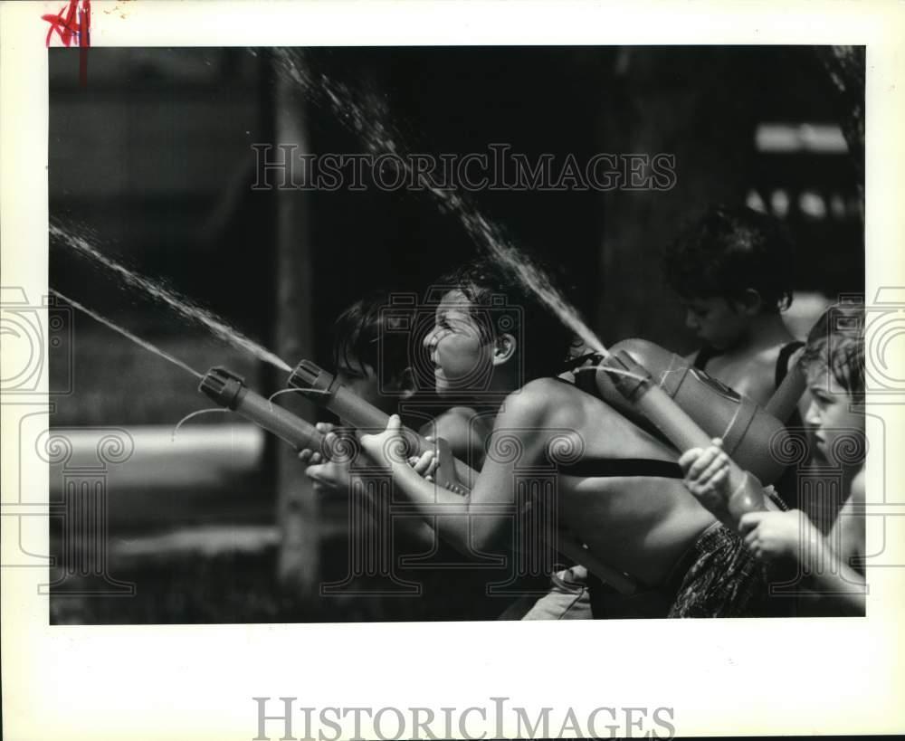 1992 Press Photo Children play with ZX 2000 Water Guns in Super