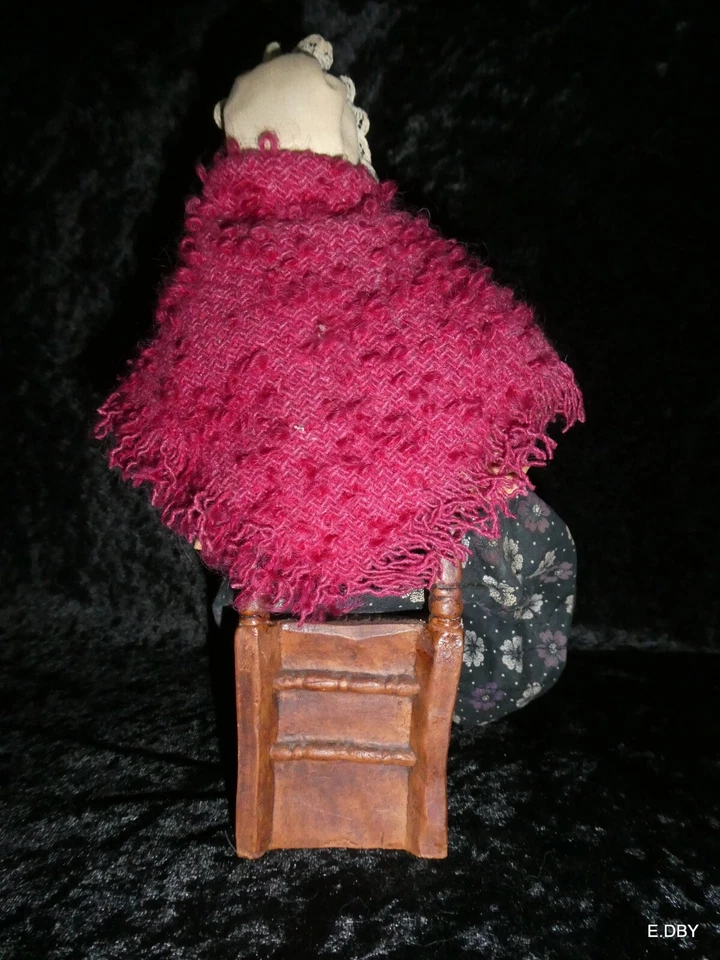 SANTON ANCIEN habillé / LA TRICOTEUSE ASSISE SUR CHAISE EN TERRE CUITE - Photo 4/4