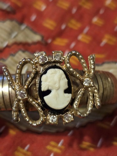 Vintage Cameo Bracelet Gold Tone Rhinestone Bow Expansion Band MidCentury