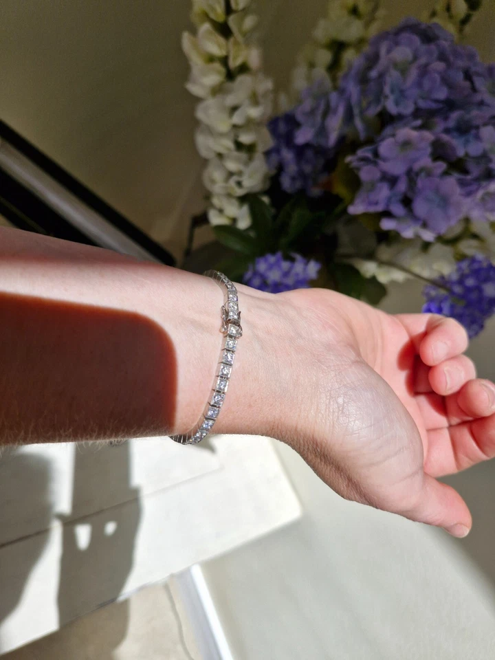 Pulsera línea blanca (o tenis) engastada en todas partes con diamantes redondos talla brillante Foto 4 de 4