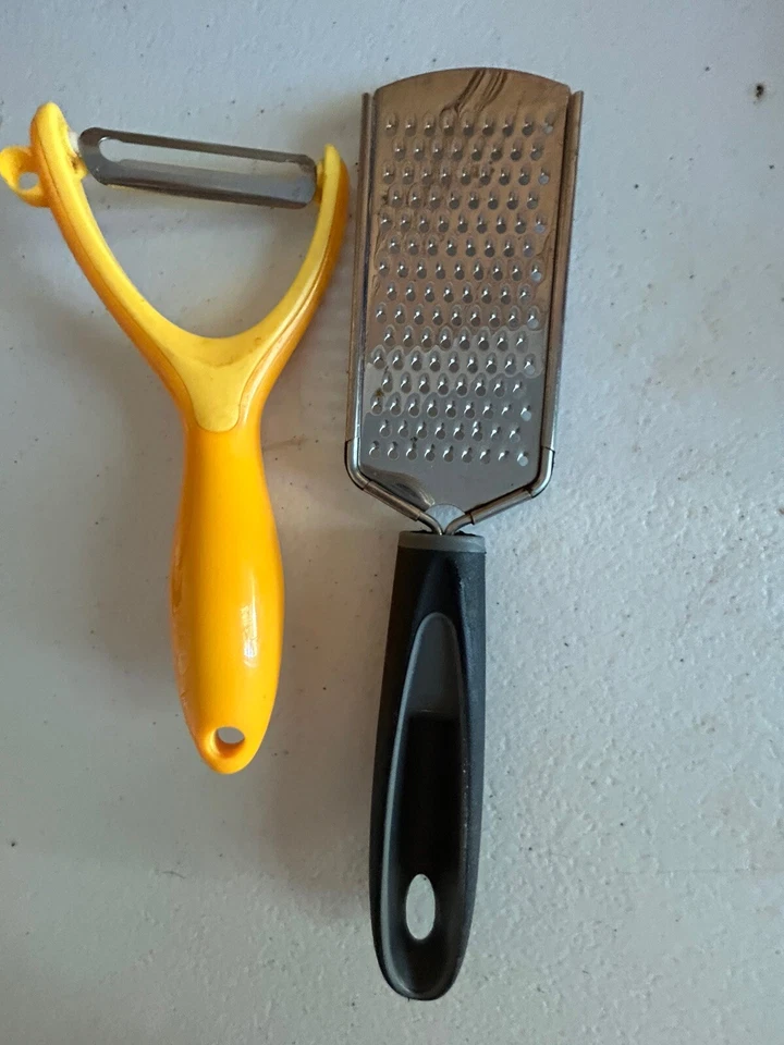 Rallador/Zester & Pelador Utensilio de cocina usado Foto 2 de 4