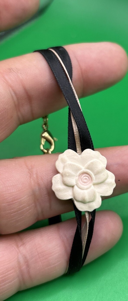 【新品】DOLCE & GABBANA メッセージリボンベルト Dolce & Gabbana Bracelet, Black & gold Ribbon ,Flower White